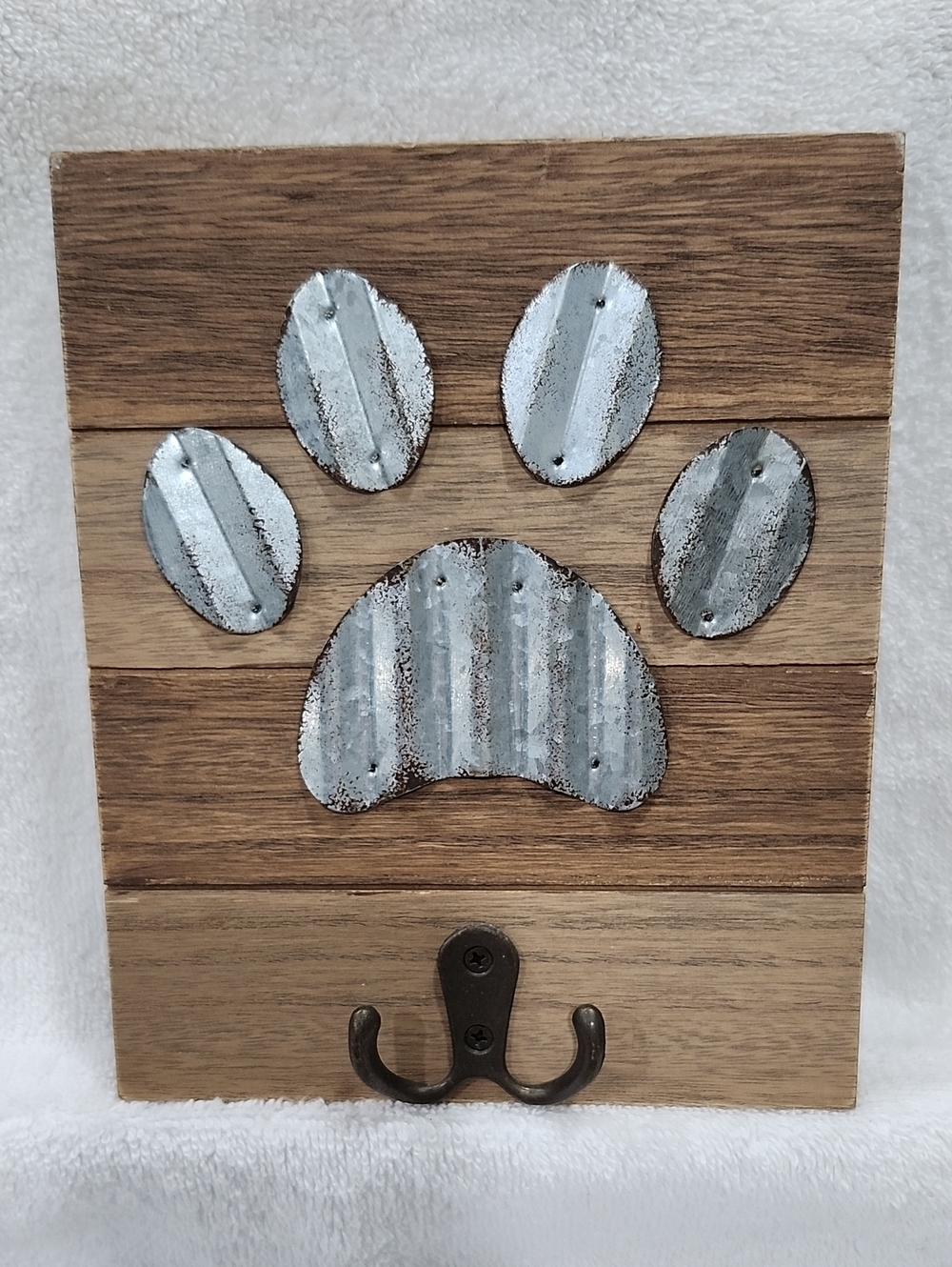WOOD AND METAL HOOK WITH CORRUGATED METAL PAW